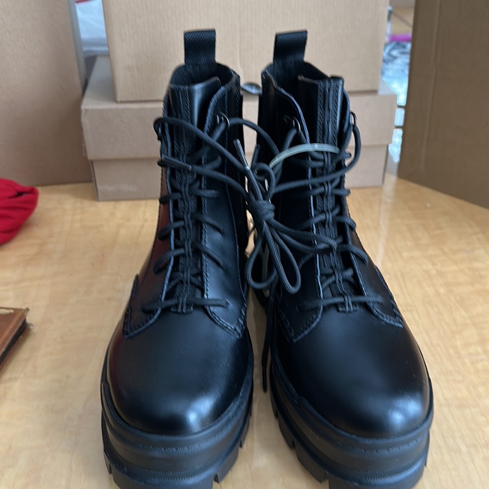 Ugg Women’s Sidnee Ankle Boot - Picture 3 of 6